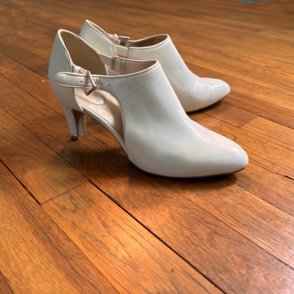 Cream Bandolino heels/shoes - Picture 2 of 9